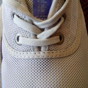 Columbia Women's Canvas Laced mesh Fashion sneakers. Size 7. Gray and Purple